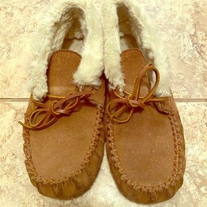 Size 6 minnetonka slippers